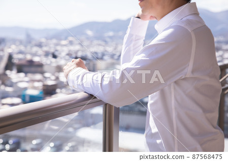 一個從露台向外看的人 一個從露台向外看的人 87568475