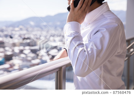 一個人在陽台上打電話 一個人在陽台上打電話 87568476