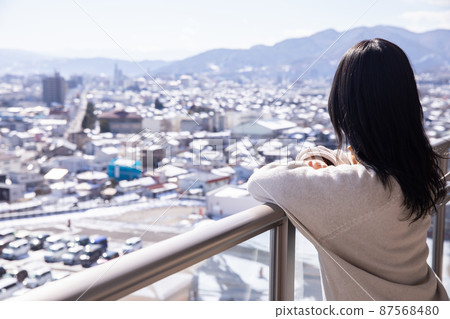 看著視圖的女人 87568480