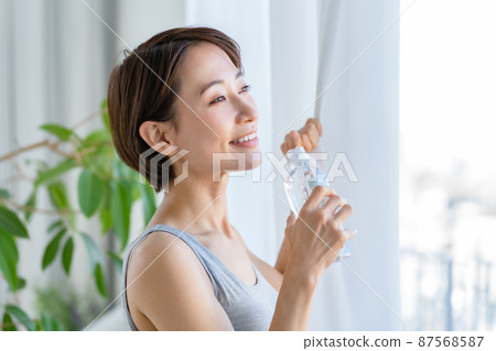 Middle woman beauty water beauty image 87568587