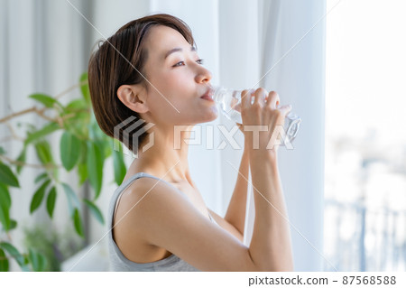 Middle woman beauty water beauty image Middle woman beauty water beauty image 87568588