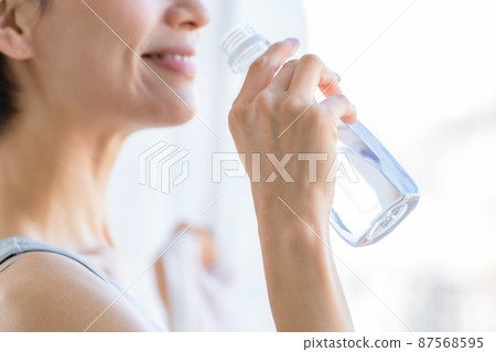 Middle woman beauty water beauty image 87568595