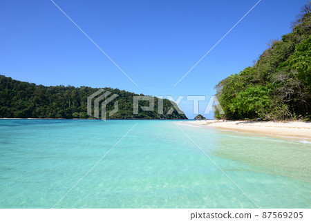 Koh Rok (Rok Island) is a small archipelago in southern Thailand in the Andaman Sea Koh Rok (Rok Island) is a small archipelago in southern Thailand in the Andaman Sea 87569205