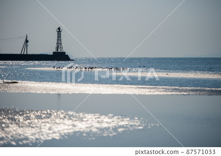 Sunset scenery dyed on the shore of the landscape at dusk 87571033