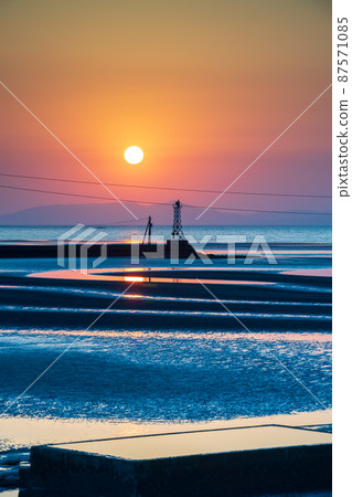 黃昏時分在風景的岸邊染上了夕陽的風景 87571085