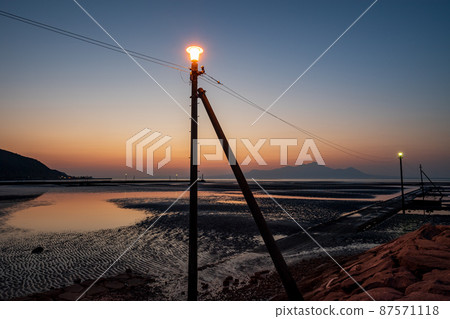 Sunset scenery dyed on the shore of the landscape at dusk Sunset scenery dyed on the shore of the landscape at dusk 87571118