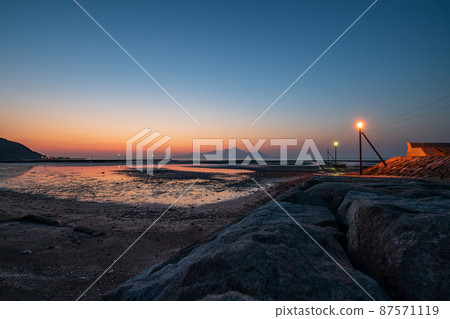 Sunset scenery dyed on the shore of the landscape at dusk Sunset scenery dyed on the shore of the landscape at dusk 87571119