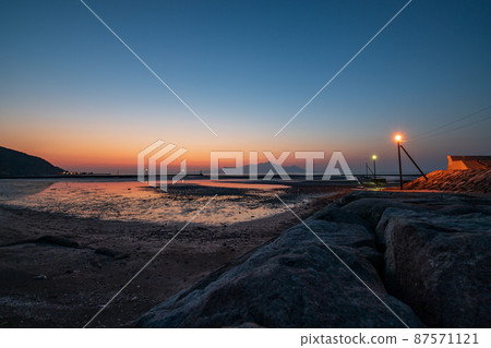 Sunset scenery dyed on the shore of the landscape at dusk Sunset scenery dyed on the shore of the landscape at dusk 87571121