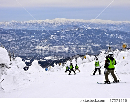 山形藏王滑雪者從臧格坡霧凇球場滑下 87571356