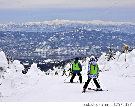 山形藏王 從藏河坡霧凇球場滑下的滑雪者 87571357