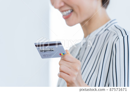 女性信用卡在手邊 87571671