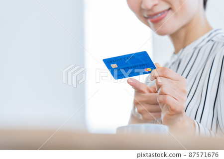 女性信用卡在手邊 87571676