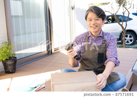 Middle man doing DIY Middle man doing DIY 87571691