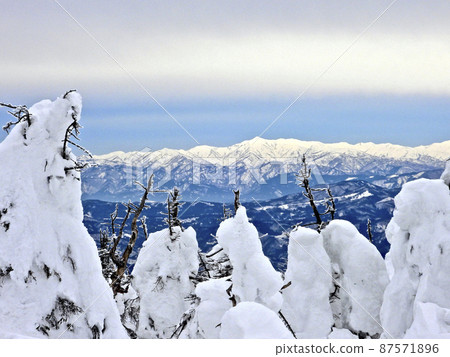 高聳於藏王山霧凇的山形藏王朝日山脈 87571896