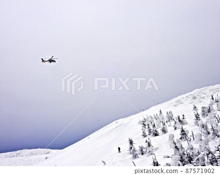 Yamagata Zao Helicopter that flew to Mt. Jizodake of Mt. Jizodake 87571902