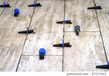 Ceramic tile leveling system. Apparatus for laying stoneware tiles. Ceramic tile leveling system. Apparatus for laying stoneware tiles. 87573041
