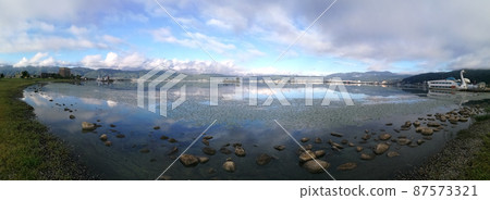 Panorama view of the Lake Suwa in the Kiso Mountains, Nagano, Japan. 87573321