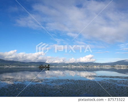 Panorama view of the Lake Suwa in the Kiso Mountains, Nagano, Japan. 87573322