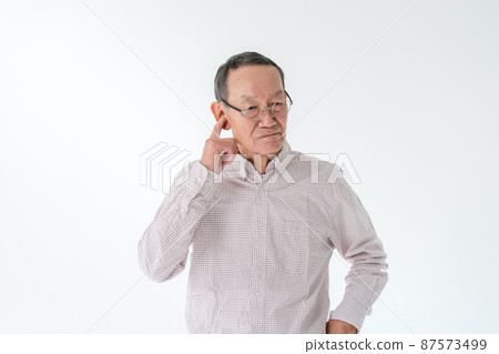 老年男性耳聾白色背景 老年男性耳聾白色背景 87573499