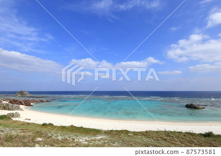 Okinawa Iheya Island scenery (Shioshitahama) 87573581