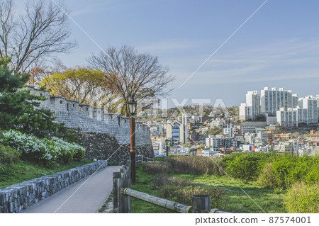 The view of downtown Seoul from the Naksan Park Hanyangdoseong-gil 87574001