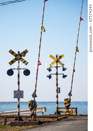 可以看到有明海的鐵路道口三隅線的風景 87574343