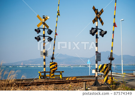 可以看到有明海的鐵路道口三隅線的風景 87574349