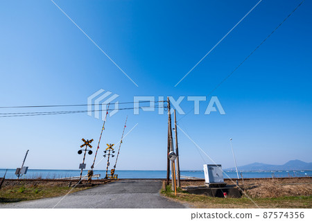 可以看到有明海的鐵路道口三隅線的風景 87574356