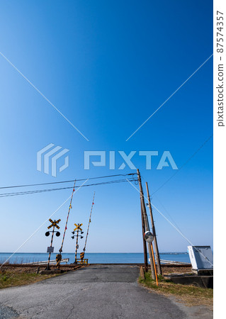 可以看到有明海的鐵路道口三隅線的風景 87574357