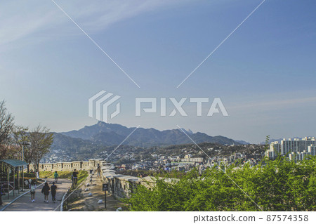 人們在駱山公園享受休息 87574358