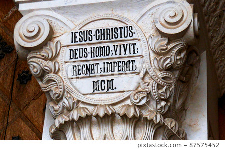 Historical phrase written in Latin on the column of a building 87575452