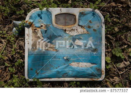 A bathroom scale - old weight. Damaged bathroom weight - overweight. A bathroom scale - old weight. Damaged bathroom weight - overweight. 87577337