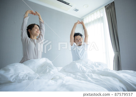臥室情侶醒來 87579557