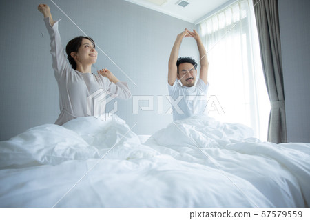 臥室情侶醒來 87579559