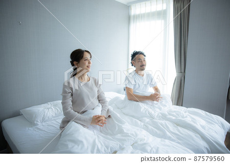 臥室情侶醒來 臥室情侶醒來 87579560
