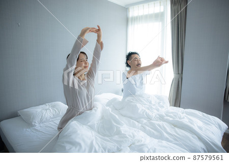 臥室情侶醒來 87579561