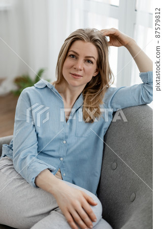 Portrait of a smiling confident and free young woman, lifestyle, comfort 87579812
