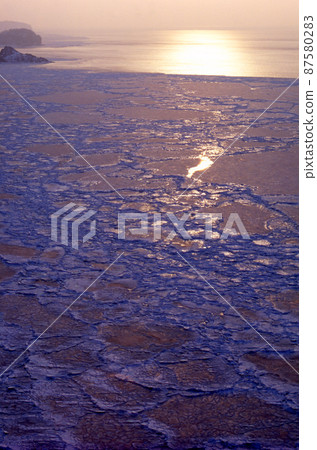 Drift ice stained in the sunset Drift ice stained in the sunset 87580283