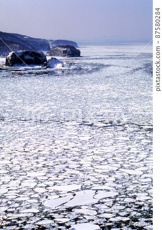 A group of drift ice that fills the sea in Shiretoko A group of drift ice that fills the sea in Shiretoko 87580284