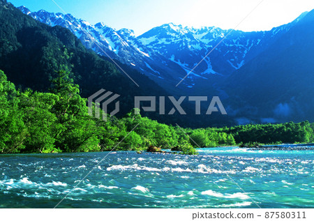 Hotaka mountain range and Azusa river seen from the foot of Kappa Bridge 87580311