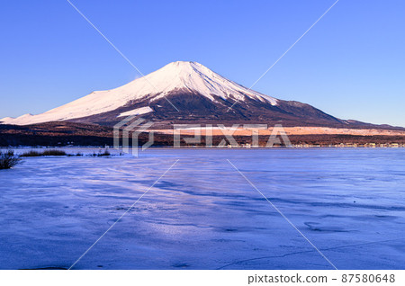 (Yamanashi Prefecture) Superb view of frozen Yamanakako and Mt. Fuji (Yamanashi Prefecture) Superb view of frozen Yamanakako and Mt. Fuji 87580648