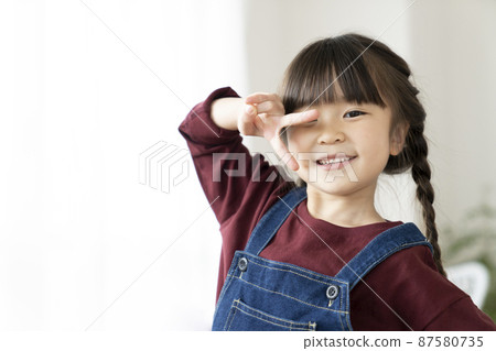 6歲女孩面帶微笑 87580735