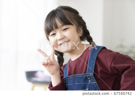6歲女孩面帶微笑 87580742