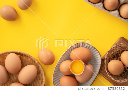 雞蛋 蛋 棕色 咖啡色 黃色 Egg in plate 卵 生たまご 雞蛋 蛋 棕色 咖啡色 黃色 Egg in plate 卵 生たまご 87580832