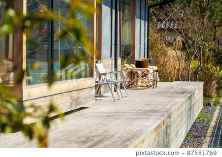 帶可愛椅子的露台座椅 87581769