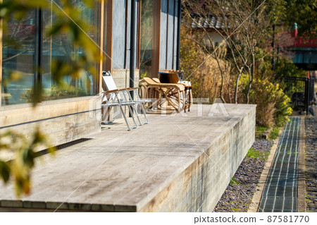 帶可愛椅子的露台座椅 帶可愛椅子的露台座椅 87581770