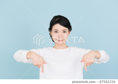 一個穿著白色襯衫的女人用手指指著 一個穿著白色襯衫的女人用手指指著 87582154