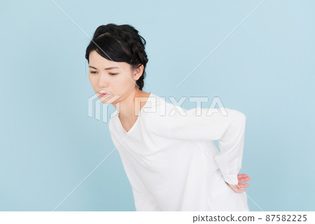 一個穿著白色襯衫、雙手叉腰的女人 一個穿著白色襯衫、雙手叉腰的女人 87582225