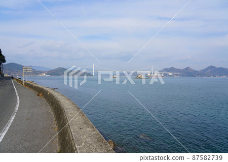 從廣島縣尾道市因島沿海岸的道路看到的因島大橋 87582739