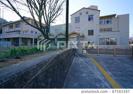 [Closed] Onomichi City Takuma Junior High School (currently Innoshima General Welfare Center Hassaku Exchange Center) 4 Innoshima, Onomichi City, Hiroshima Prefecture 87583387